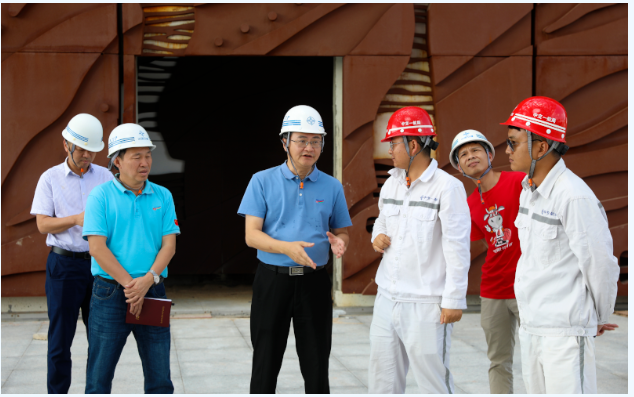 歡迎三沙市市委常委，市長鄧忠蒞臨我司承接的三沙廣場項目，三沙文體館項目現(xiàn)場調(diào)研并指導(dǎo)